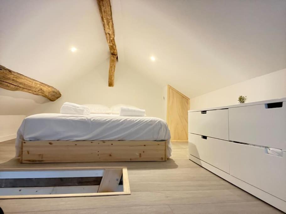 een slaapkamer met een bed en een dressoir bij La Brise Maritime in Saint-Ay