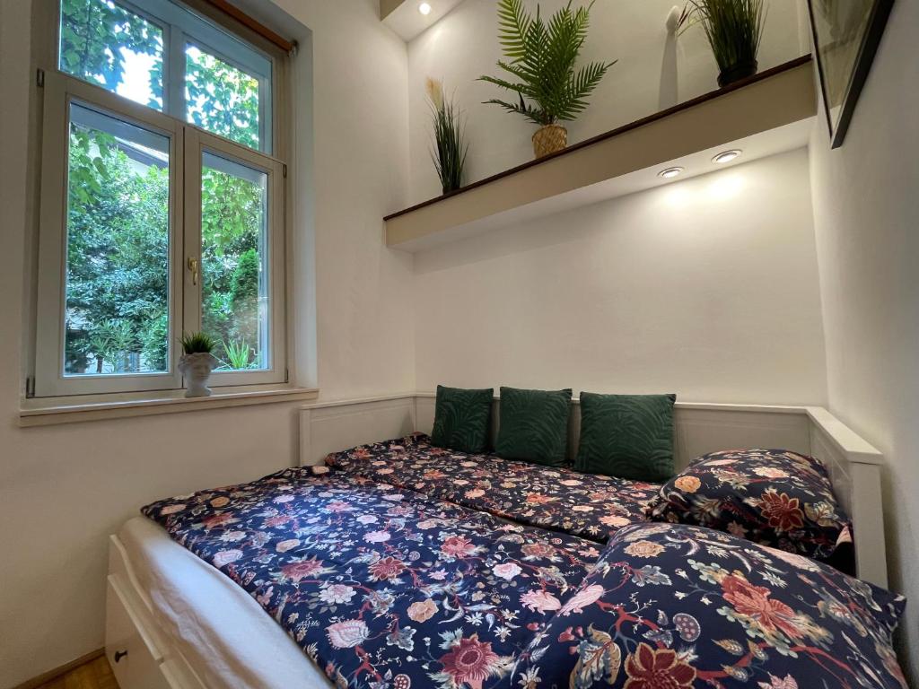 Postel nebo postele na pokoji v ubytování Palms Apartments Budapest