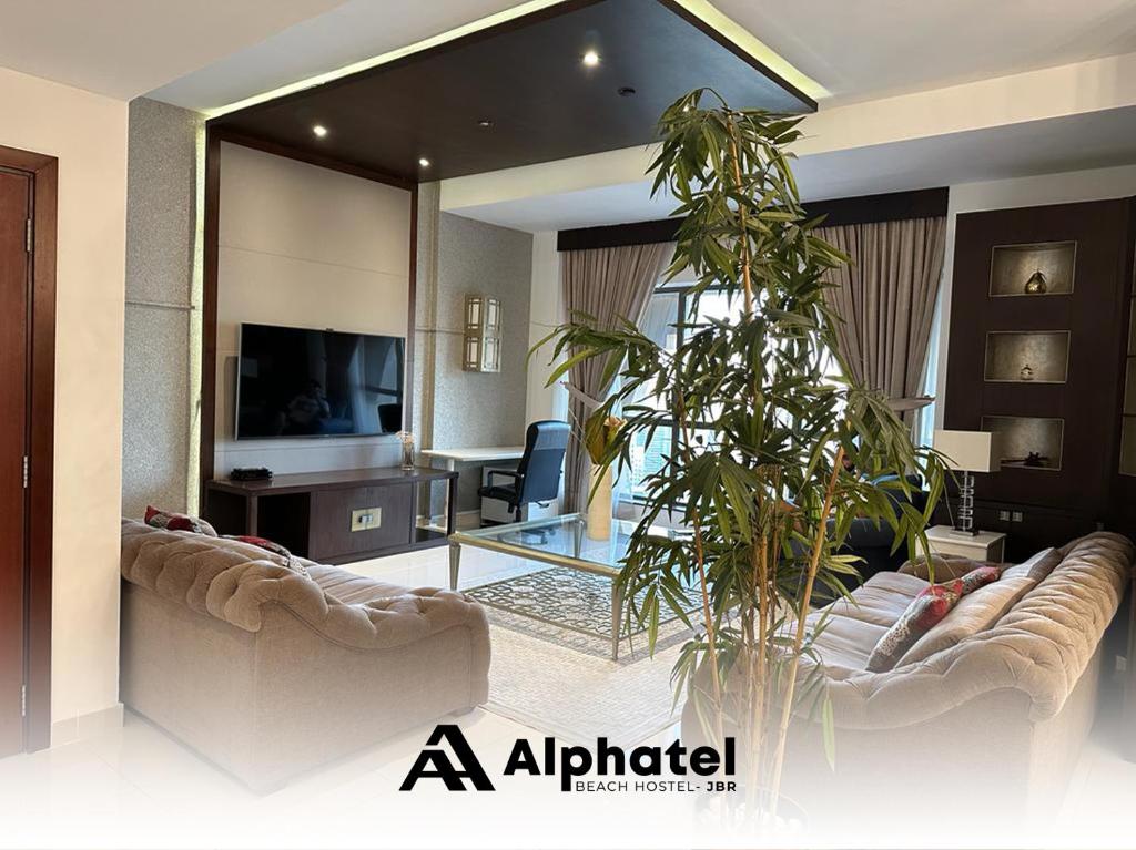 un soggiorno con divano e grande specchio di Alphatel Beach Hostel JBR a Dubai