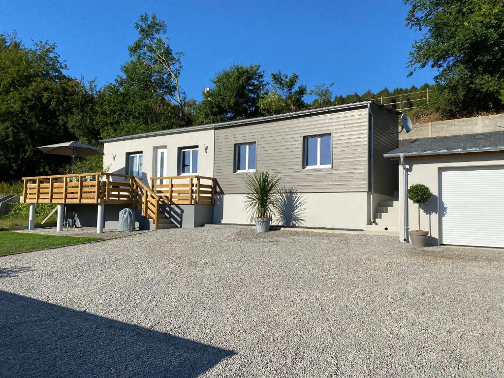 a mobile home with a garage and a driveway at L’Albâtre - Maison située à quelques pas de la mer in Saint-Aubin-sur-Scie