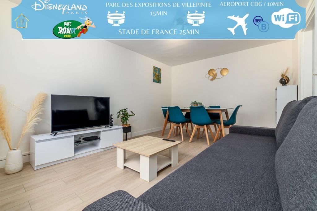 uma sala de estar com um sofá, uma televisão e uma mesa em Blue sky cottage near CDG airport em Le Mesnil-Amelot