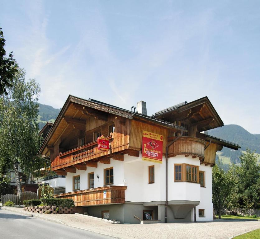 ein Gebäude mit Holzbalkonen auf der Seite in der Unterkunft Landhaus Kostenzer mit Sauna in Fügen