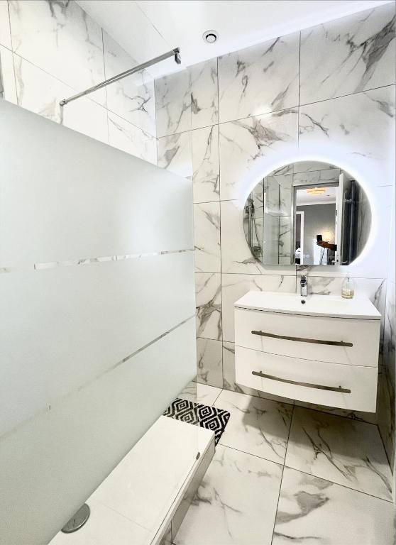 Kúpeľňa v ubytovaní Le Golf Sauna - Cosy & SPA - 2 chambres - 4 pers