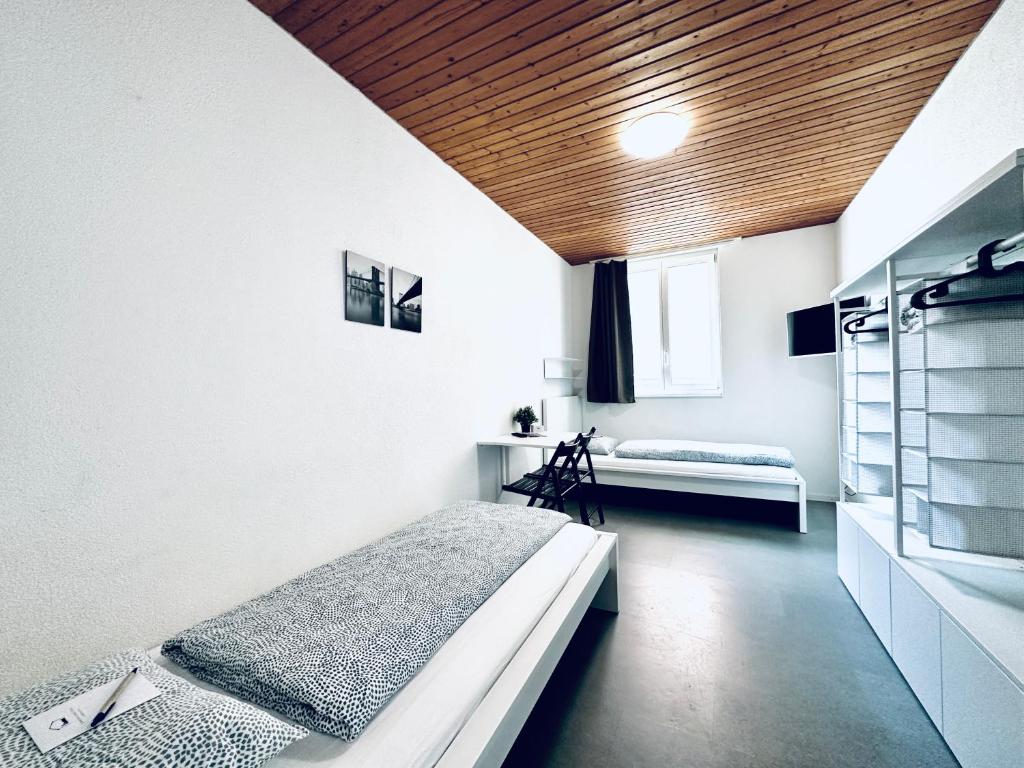 Postel nebo postele na pokoji v ubytování Monteurzimmer - Worker's accommodation - ZIMMERzuVERMIETEN in Balsthal Solothurn