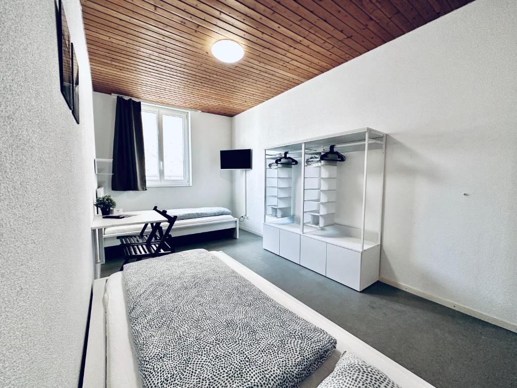 Postel nebo postele na pokoji v ubytování Monteurzimmer - Worker's accommodation - ZIMMERzuVERMIETEN in Balsthal Solothurn