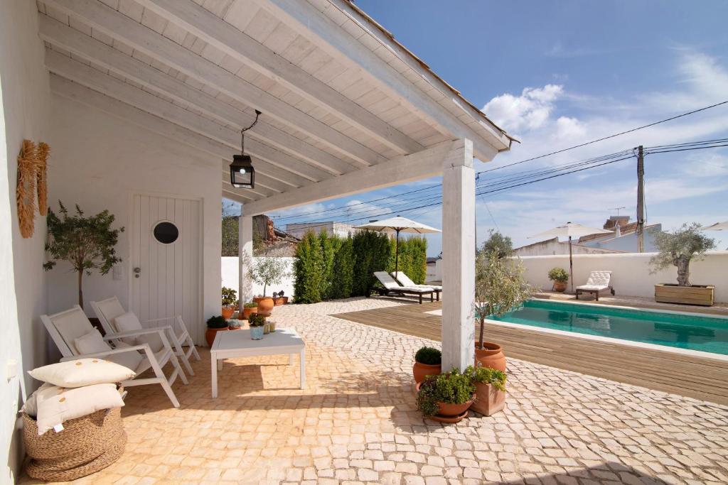 eine Terrasse eines Hauses mit einem Pool in der Unterkunft Casa de Benafim 1 in Benafim