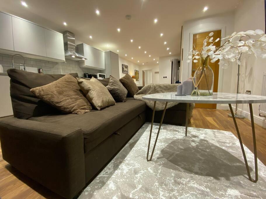 sala de estar con sofá y mesa en Holiday Home, Sleep 10 in London, en South Norwood