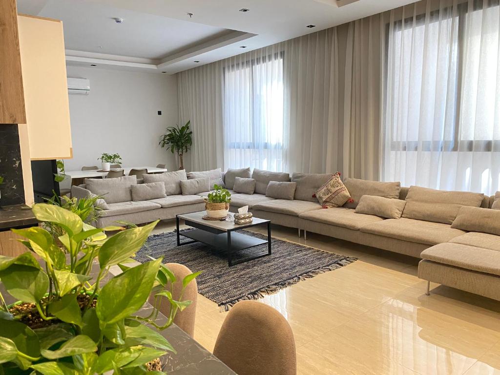 sala de estar con sofá y mesa en الرياض البوليفارد شقق عبيه Vip الفاخره en Riad