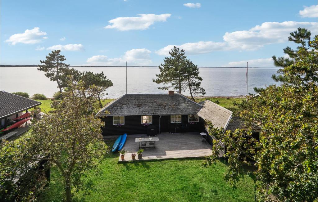 una vista aérea de una casa con vistas al agua en Beach Front Home In Martofte With Kitchen, en Martofte