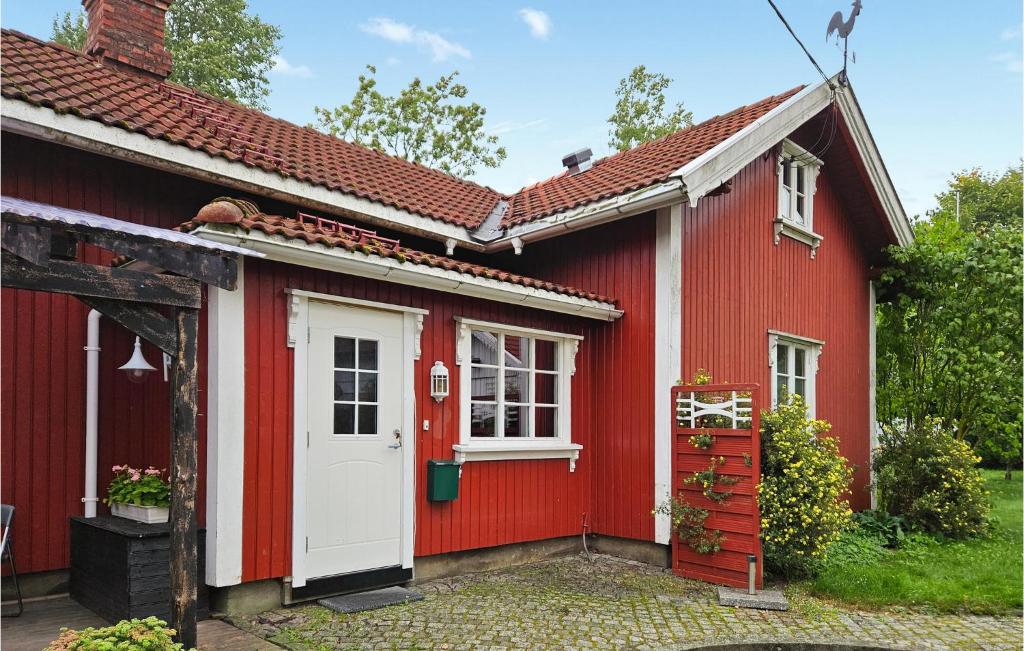 ein rotes Haus mit einer weißen Tür in der Unterkunft Stunning Home In Eidsberg With Kitchen 