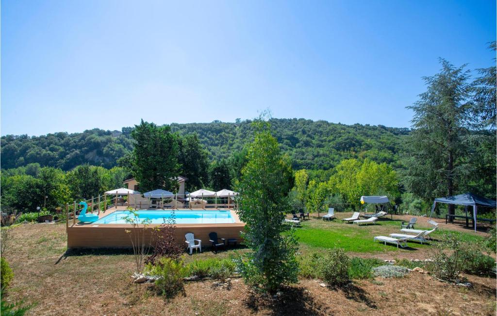 un gran barco en un campo con zona de picnic en Amazing Home In Civitaquana With Private Swimming Pool, Can Be Inside Or Outside, en Civitaquana