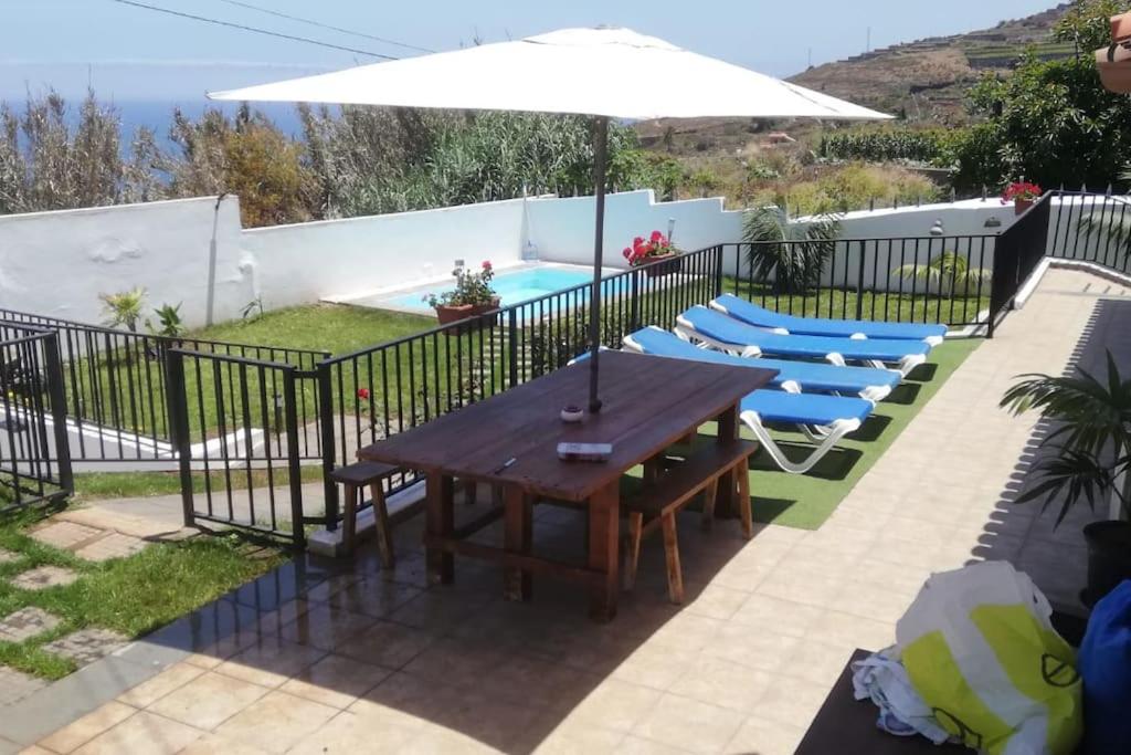 un patio con mesa, sillas y piscina en CHALET PRIVADO, PISCINA, WIFI AL MEJOR PRECIO, en San Juan de la Rambla