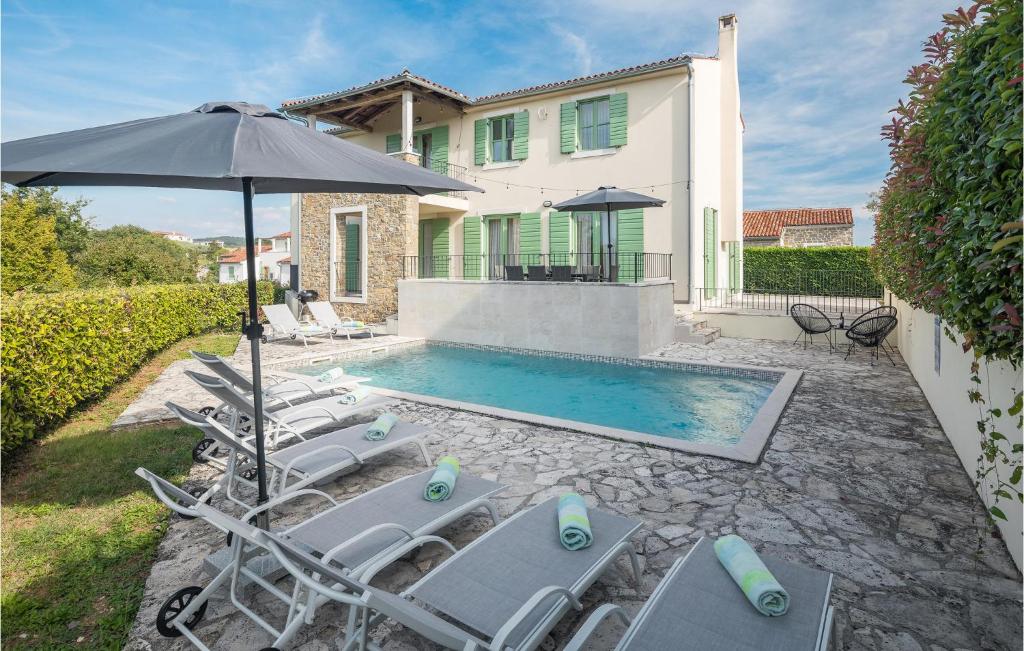 Casa con piscina con sillas y sombrilla en 4 Bedroom Gorgeous Home In Baredine, en Donje Baredine
