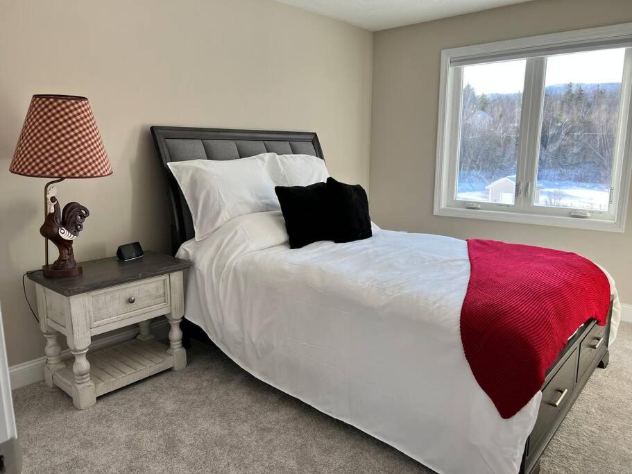 - une chambre avec un grand lit et une fenêtre dans l'établissement New luxury spacious 3BR 3BA 1 mile from Mt Snow, à Dover