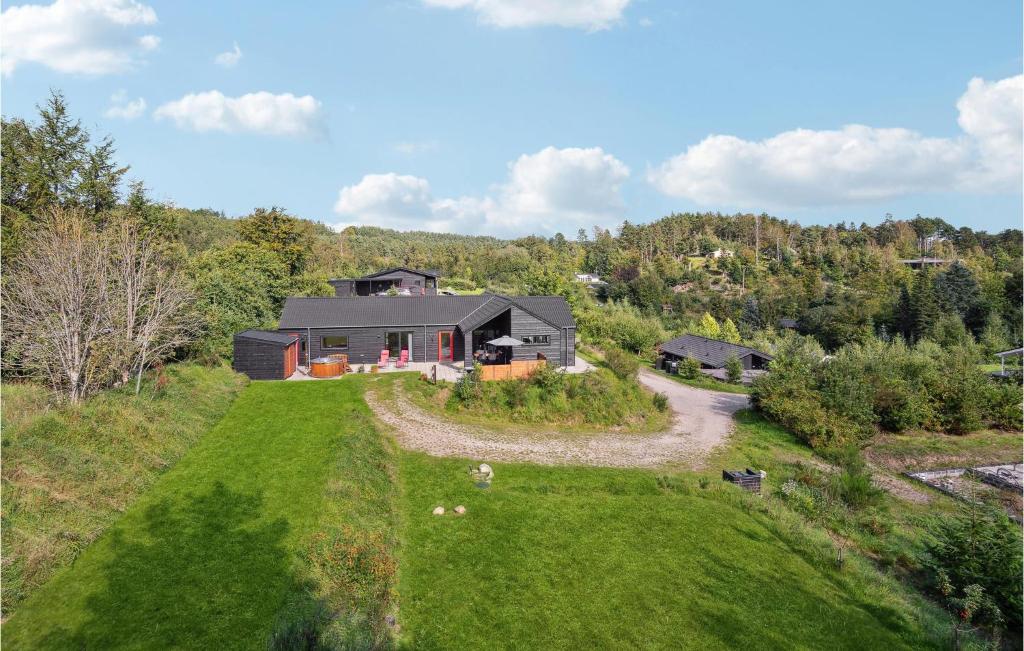 una vista aérea de una casa en una colina en 4 Bedroom Awesome Home In Ebeltoft en Ebeltoft