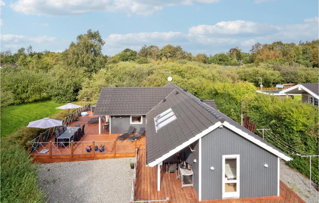 エーベルトフトにあるBeautiful Home In Ebeltoft With 5 Bedrooms, Sauna And Wifiのデッキ付きの家屋の空中ビュー