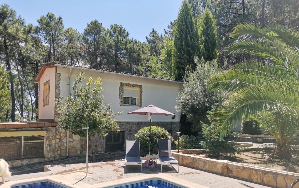 Villa con piscina y casa en Bonita casa en el bosque - El Tiemblo, en El Tiemblo