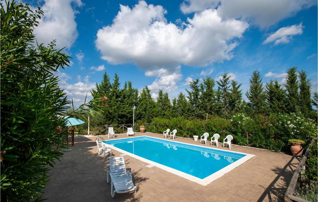 una piscina con tumbonas en Cozy Home In Servigliano With Sauna en Servigliano