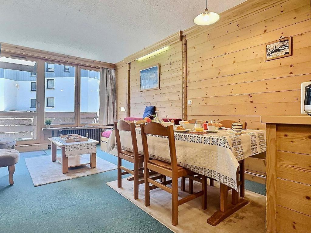 une salle à manger avec une table et quelques chaises dans l'établissement Tignes Val Claret - Apt 6 pers, balcon, ascenseur, pied des pistes - FR-1-411-405, à Tignes
