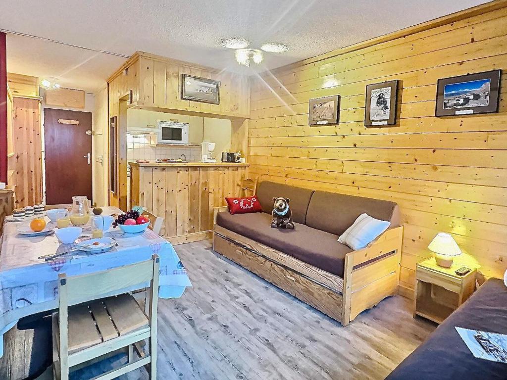 un salon avec un canapé et une table dans l'établissement Charmant studio 4 pers. à Tignes Val Claret, pied des pistes, balcon sud, proche commerces - FR-1-411-462, à Tignes