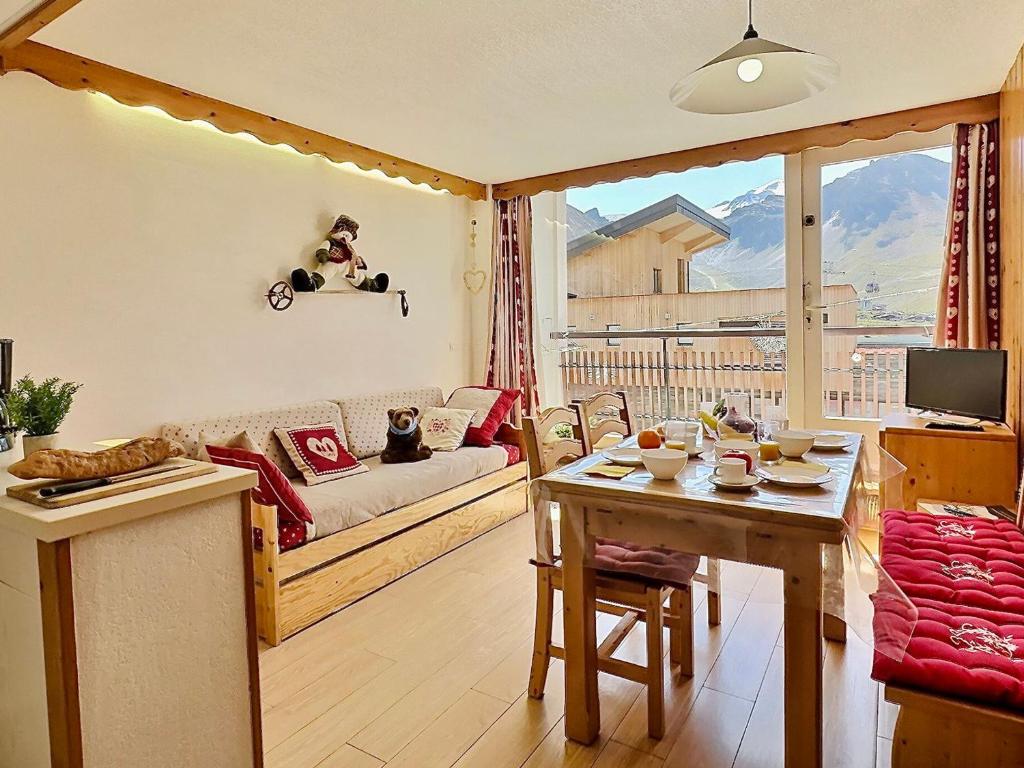 a living room with a couch and a table at Studio Tignes, 1 pièce, 4 personnes - FR-1-411-480 in Tignes