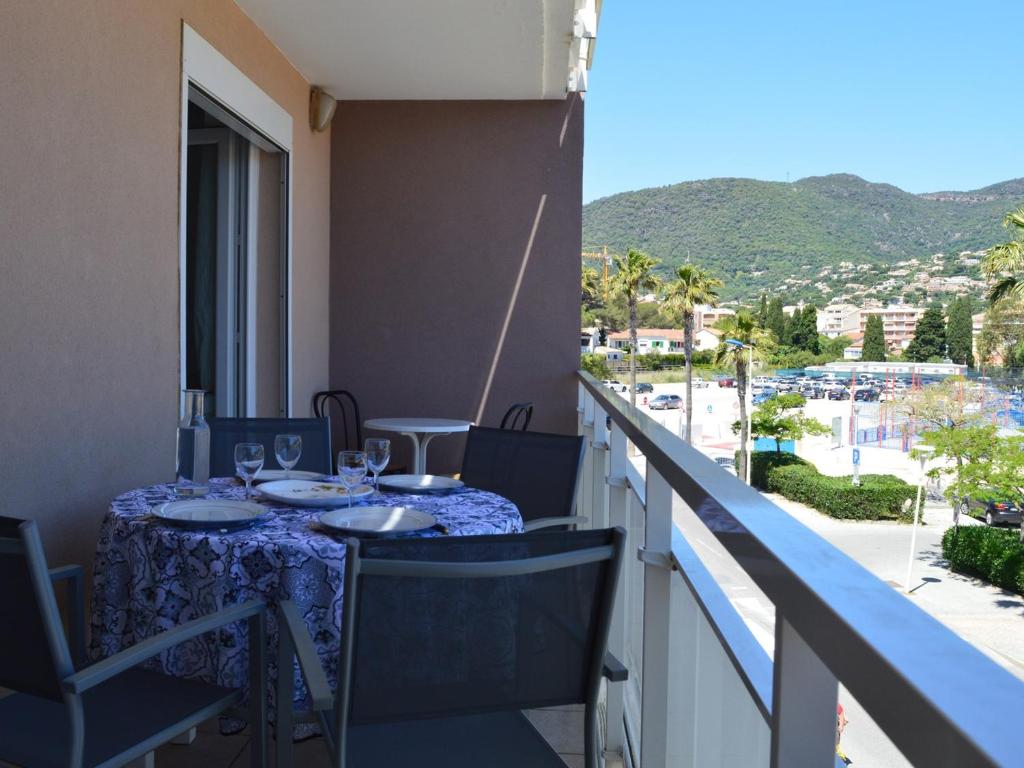 - une table sur un balcon avec vue sur l'océan dans l'établissement Appartement PMR 2 pièces, clim, garage, proche plages et commerces - FR-1-226B-36, à Cavalaire-sur-Mer