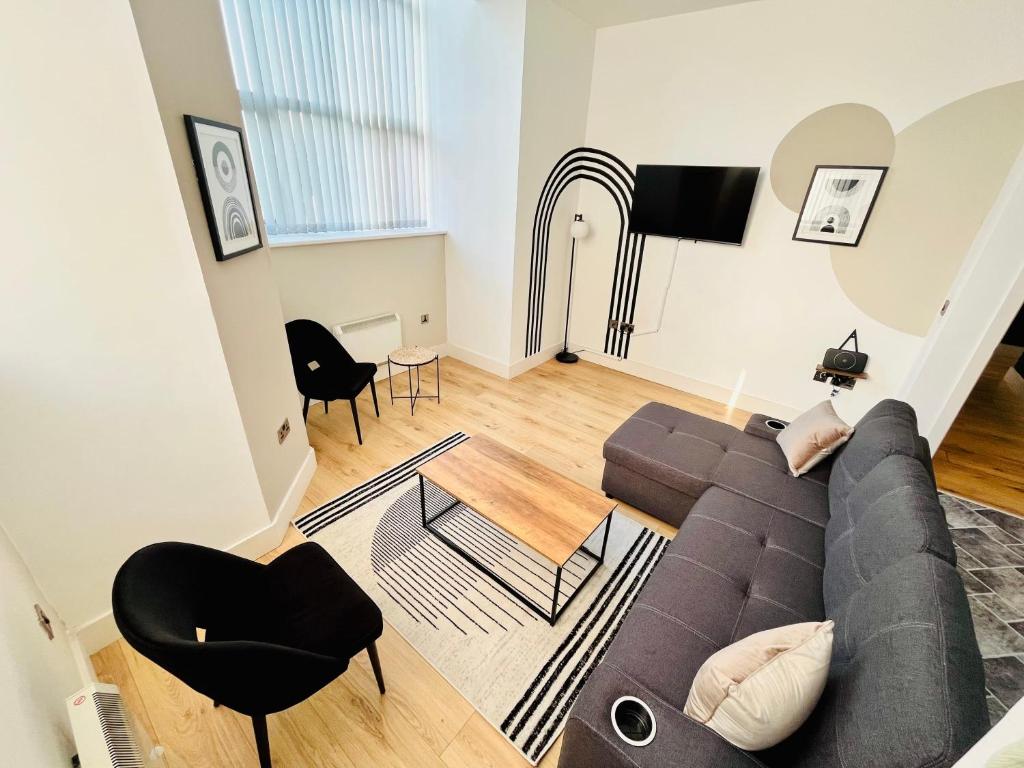 a living room with a couch and two chairs at Bright and Spacious 2 bed apt - sleeps up to 6 in Manchester