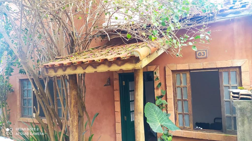 a house with a porch and a tree at Casa Europeia em Cunha in Cunha