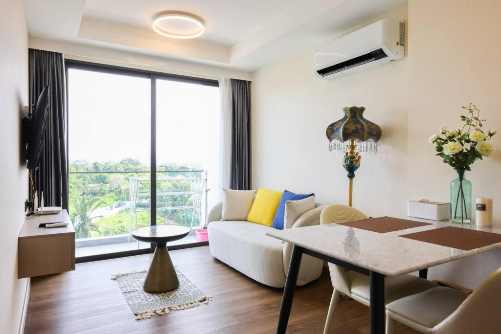 Posezení v ubytování Newly Luxury Resort Style Condo