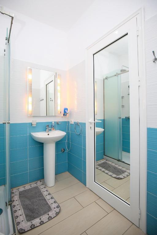Aqua Blue Hotel - Image 6
