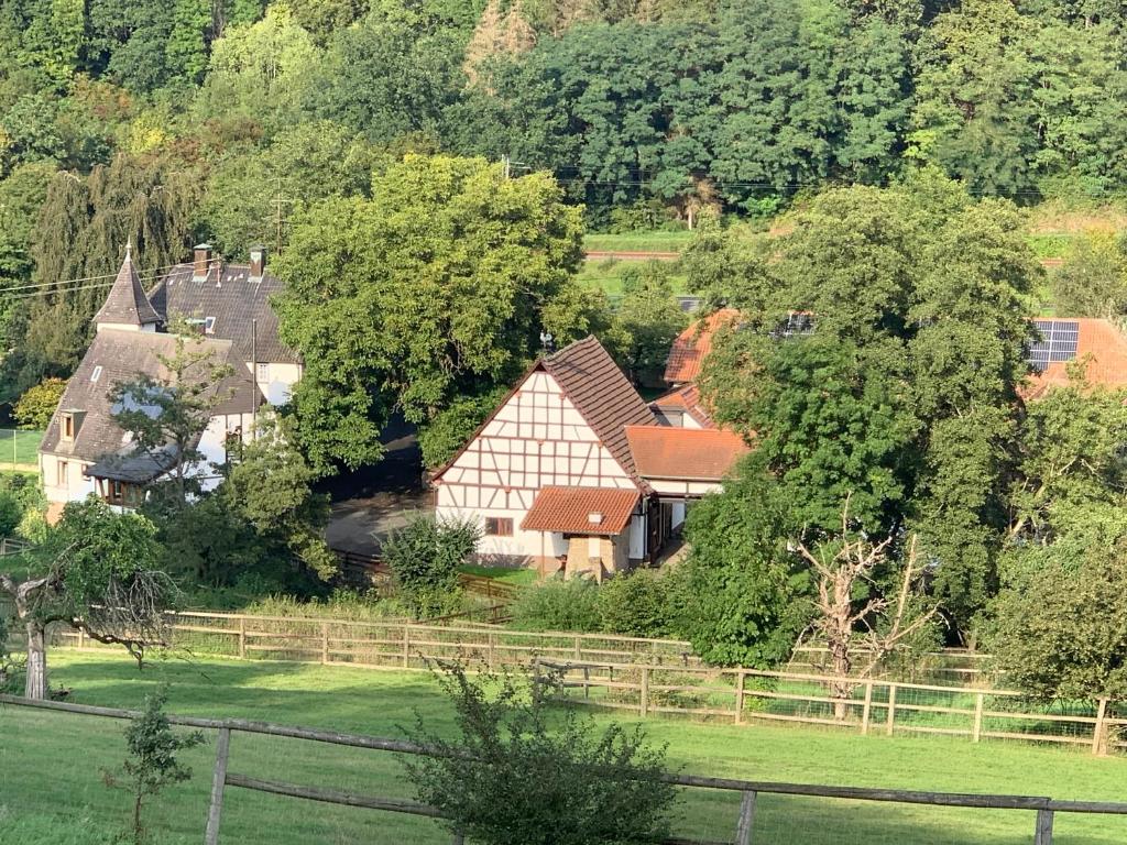 une grande maison au milieu d'un champ dans l'établissement Bauernhof - Auszeit mal anders, à Seckach
