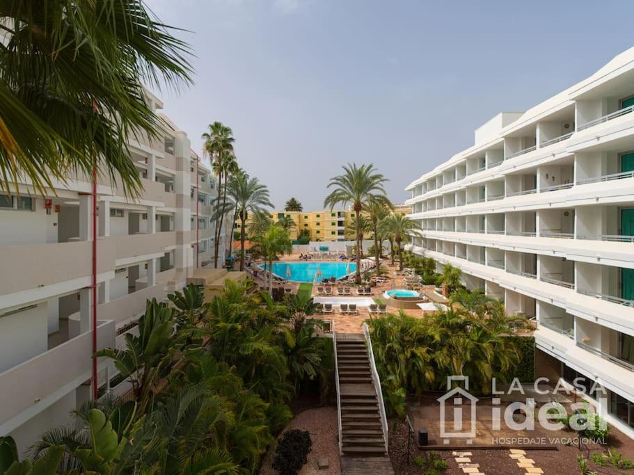 Utsikt mot bassenget på Apartamento Hotel y Playa eller i nærheten
