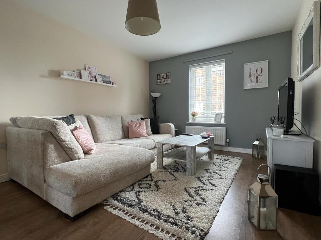 salon z kanapą i stołem w obiekcie Home Away from Home: Cozy Two Bedroom Apartment w mieście Banbury