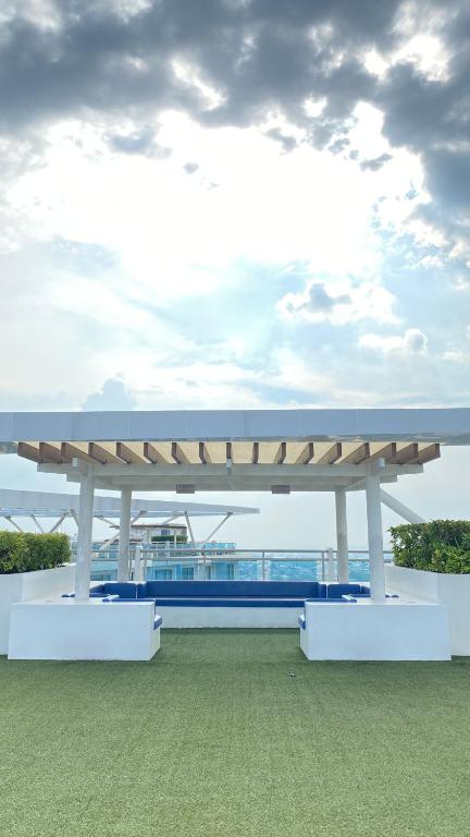 Bazén v ubytování Azure Urban Beach Resort Residences nebo v jeho okolí