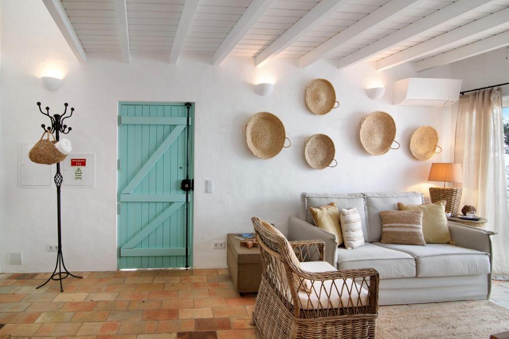 a living room with a couch and a blue door at Casa de Benafim 51 in Benafim