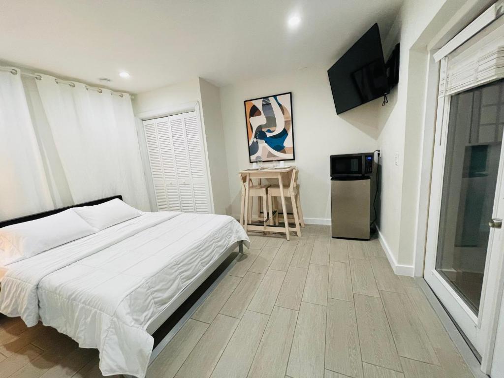 sypialnia z łóżkiem i stołem w obiekcie Nuvole Guest Suite w Miami
