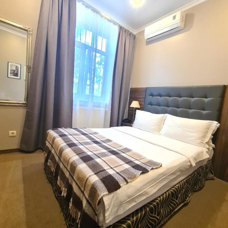 Postel nebo postele na pokoji v ubytování Bontiak Hotel