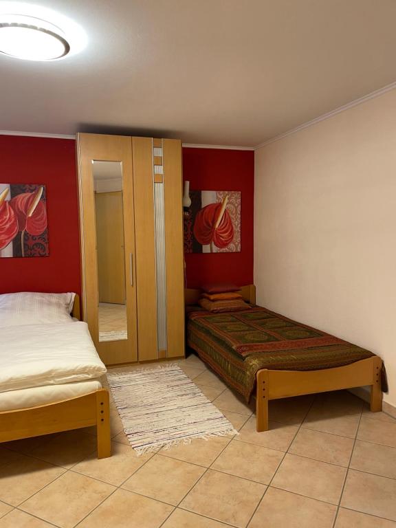 a bedroom with two beds and a mirror at Hannover Apartment 6 Personen - Nähe Messe in Hannover