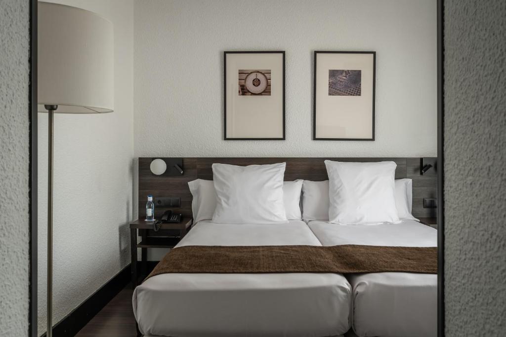 
Family Room (2 Adults + 2 Children)
