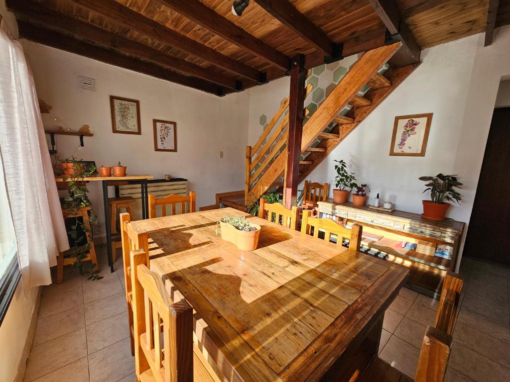 - une salle à manger avec une table et des chaises en bois dans l'établissement Yellow House Cottage, à El Chalten