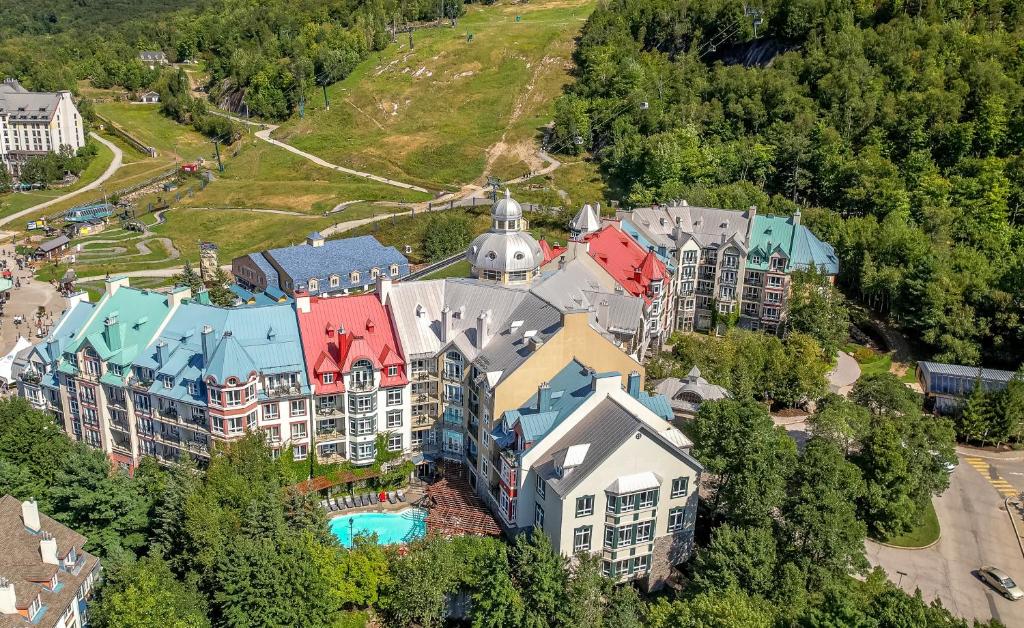 una vista aérea de un complejo con piscina en Sommet Des Neiges, en Mont-Tremblant