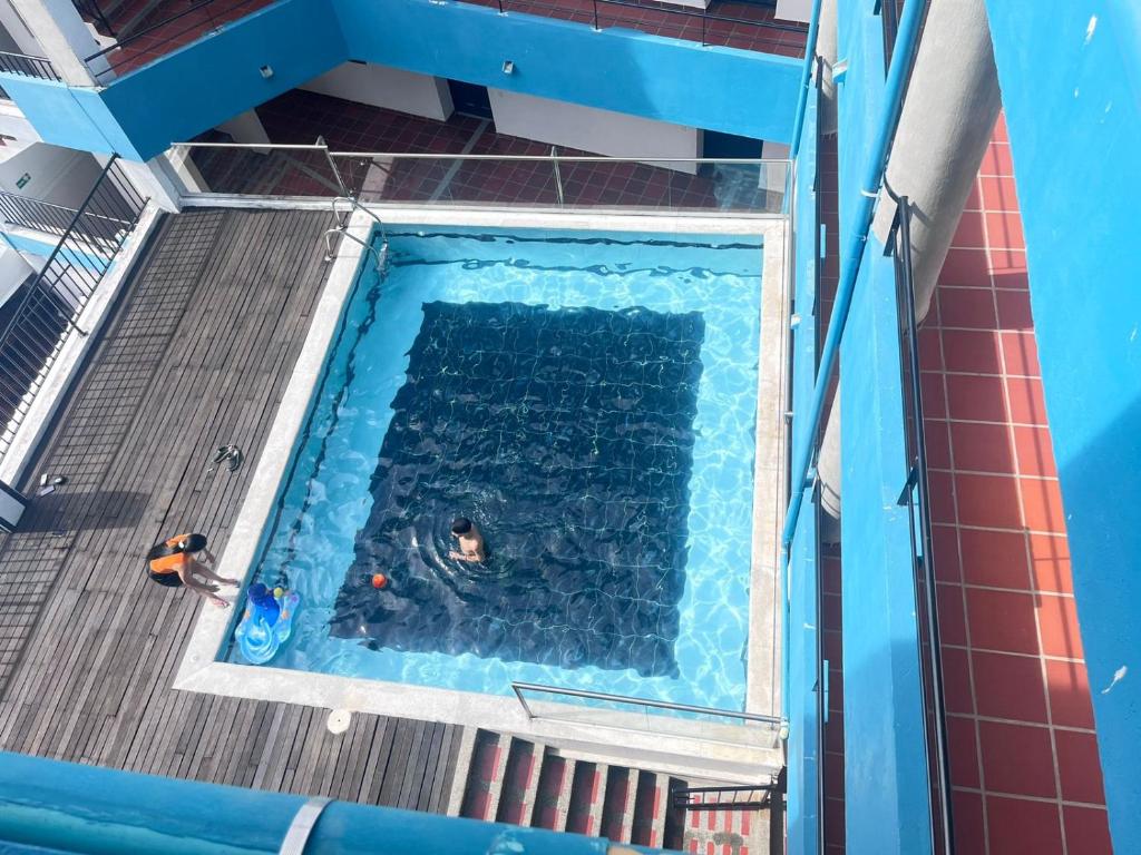 een uitzicht over een zwembad op een cruiseschip bij El encanto de SOPETRAN in Sopetran