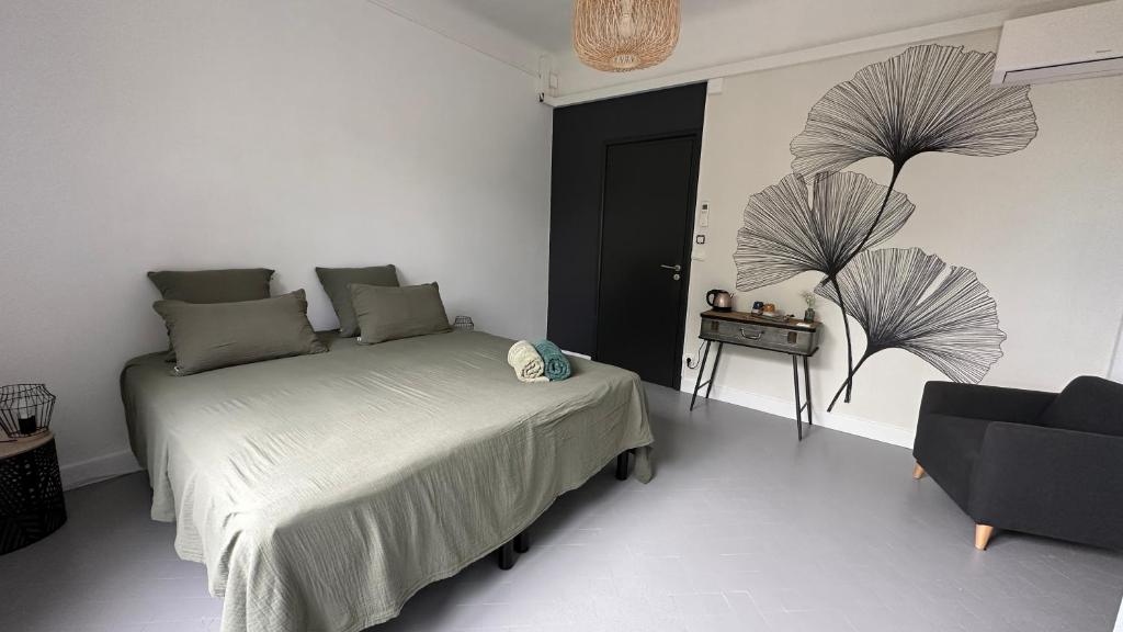 um quarto branco com uma cama e uma cadeira em Chambre Ginkgo au Domaine de l'Aven em Villeneuve-Minervois