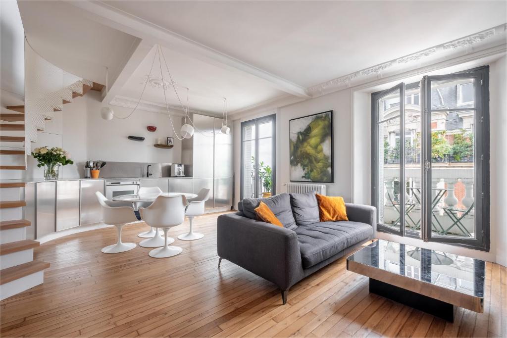 un salon avec un canapé et une table dans l'établissement Veeve - Parkside Innovation, à Paris