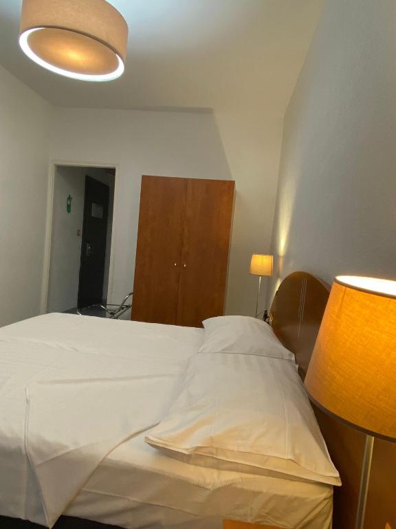 Postel nebo postele na pokoji v ubytování Hotel Admiral