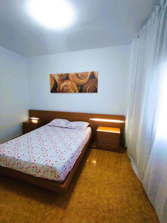 a bedroom with a bed and a painting on the wall at Casa Celeste San Isidro in San Isidro