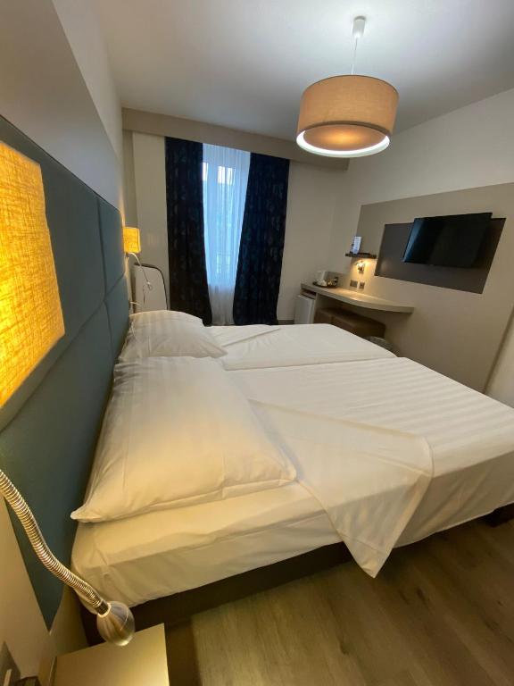 Postel nebo postele na pokoji v ubytování Hotel Admiral