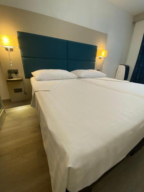Postel nebo postele na pokoji v ubytování Hotel Admiral