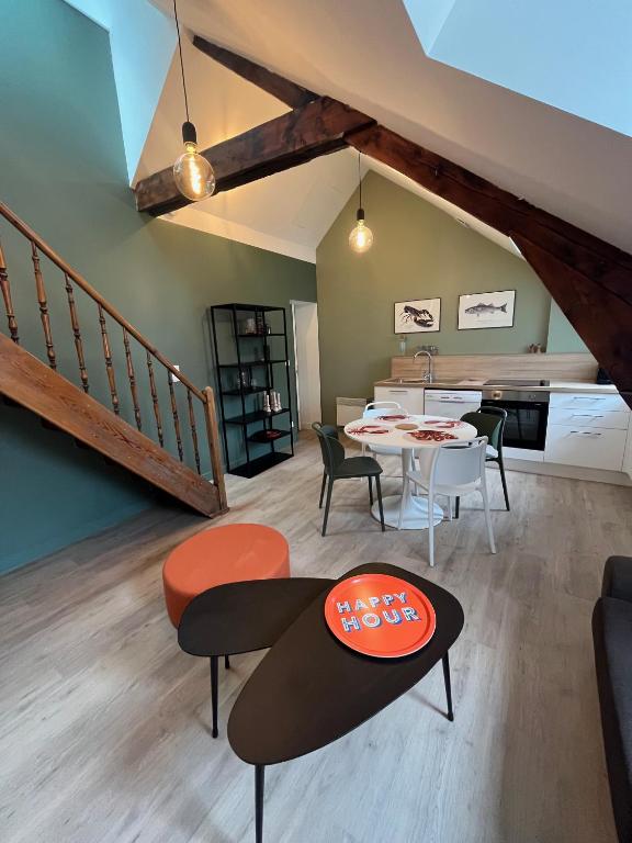 un salon avec une table et des chaises et une cuisine dans l'établissement duplex refait à neuf, à Boulogne-sur-Mer