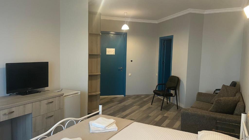 TV a/nebo společenská místnost v ubytování Argo Hotel